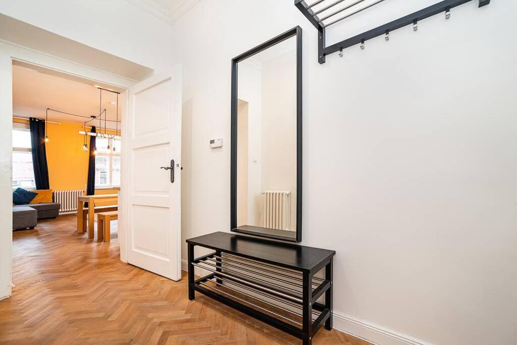 شقة Elegant, Modern, 2-Bed Flat By Museum Of براغ المظهر الخارجي الصورة